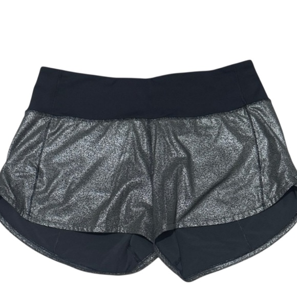 Lululemon Speed Up 2.5” Shorts in Luminosity Foil Print Black Silver Size 8 - Picture 2 of 5